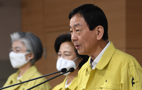 진영 행정안전부 장관이 2일 서울 세종로 정부서울청사에서 21대 국회의원 선거 안전한 투표환경 조성과 공명선거 실천을 위한 대국민 담화문을 발표하고 있다. 연합뉴스